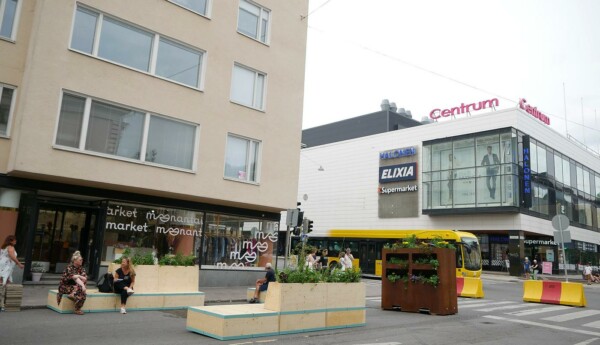 Bänkar på sommargågatan.