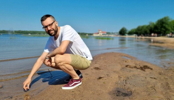 Man på strand.