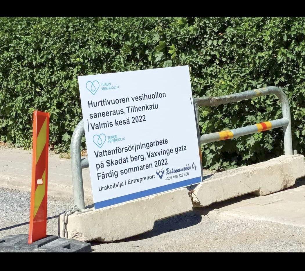 Skylt med dålig översättning vid Hurtigsberget i Åbo.