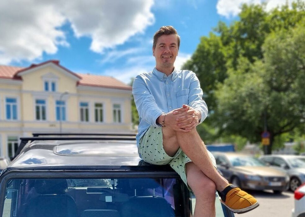 Man sittande på bil.