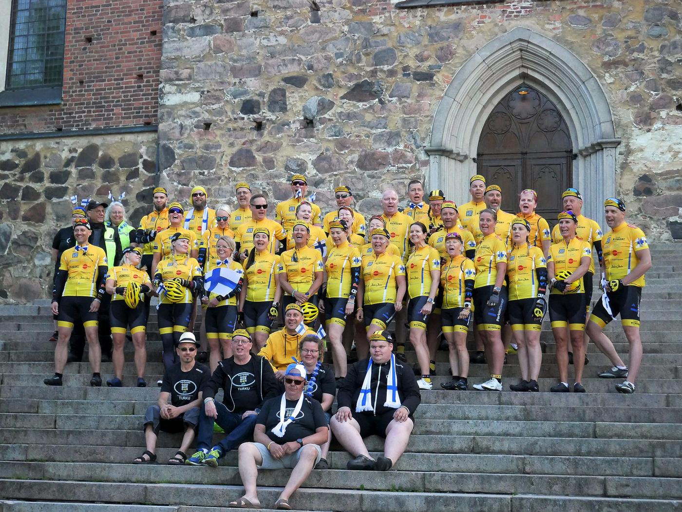 Hela laget står på domkyrkans trappa och ser glada ut.