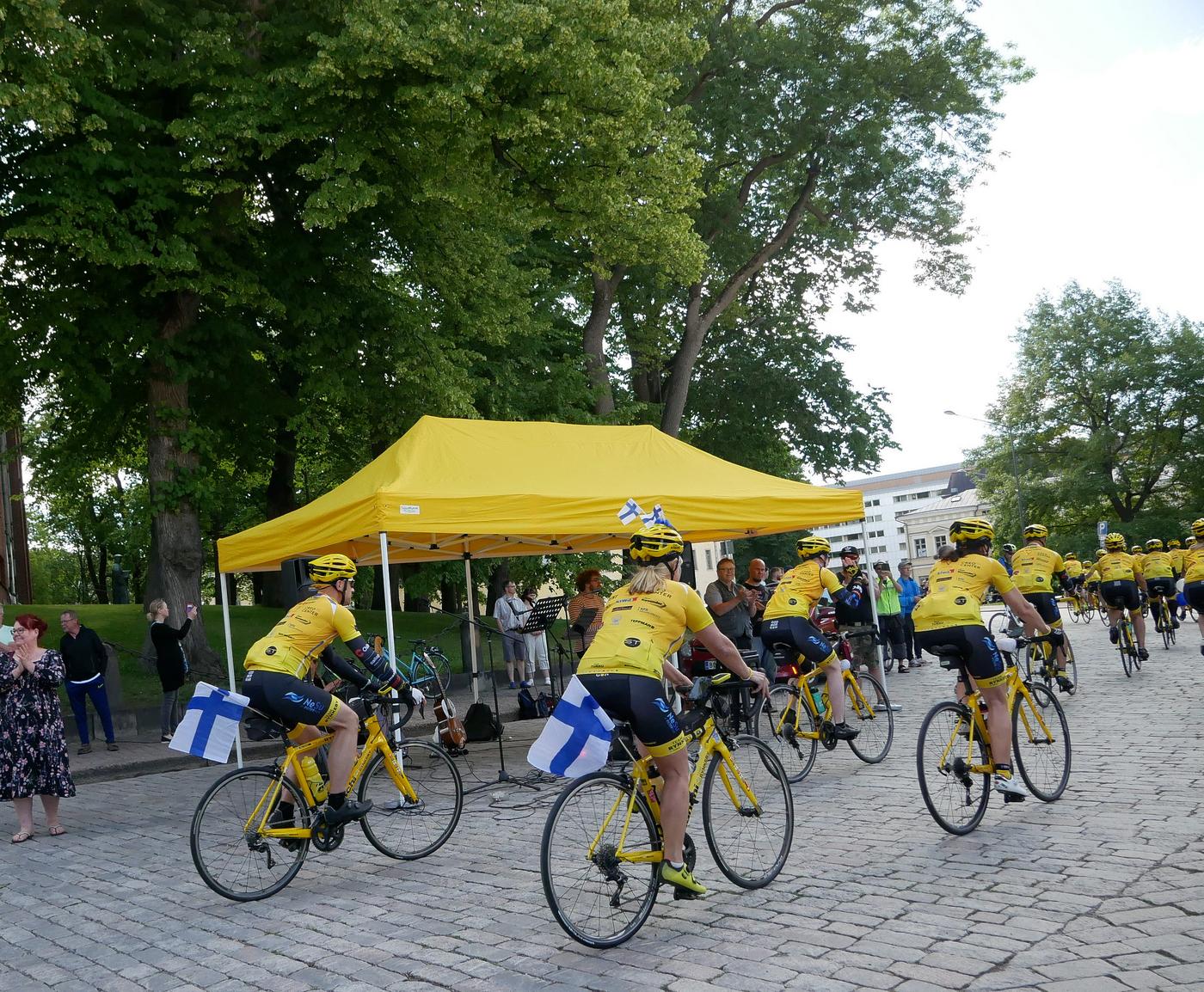 Cyklisterna trampar iväg.