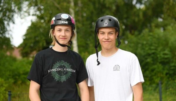 Ledarna. Olier Boman och Erik Kinnunen ordnar kursen för att yngre scooting intresserade ska våga komma och prova.