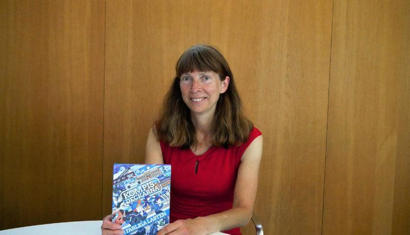 Eva Höglund håller i den nya boken.