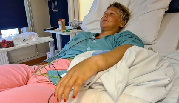 en kvinna i en sjukhussäng