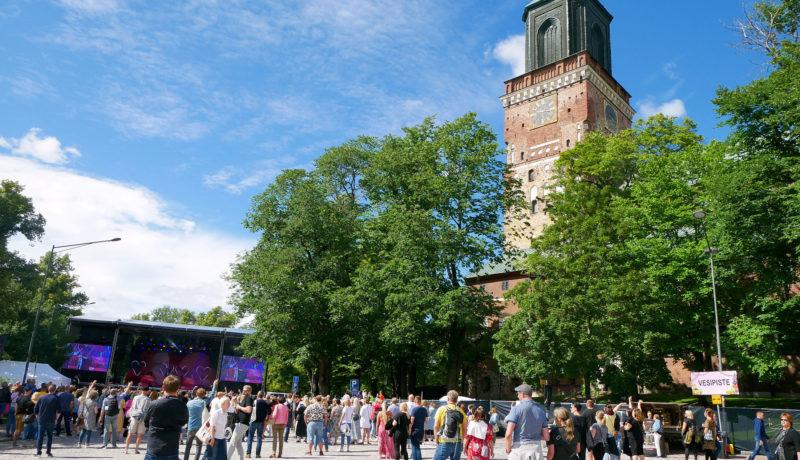 Domkyrkotorget fullt av folk.