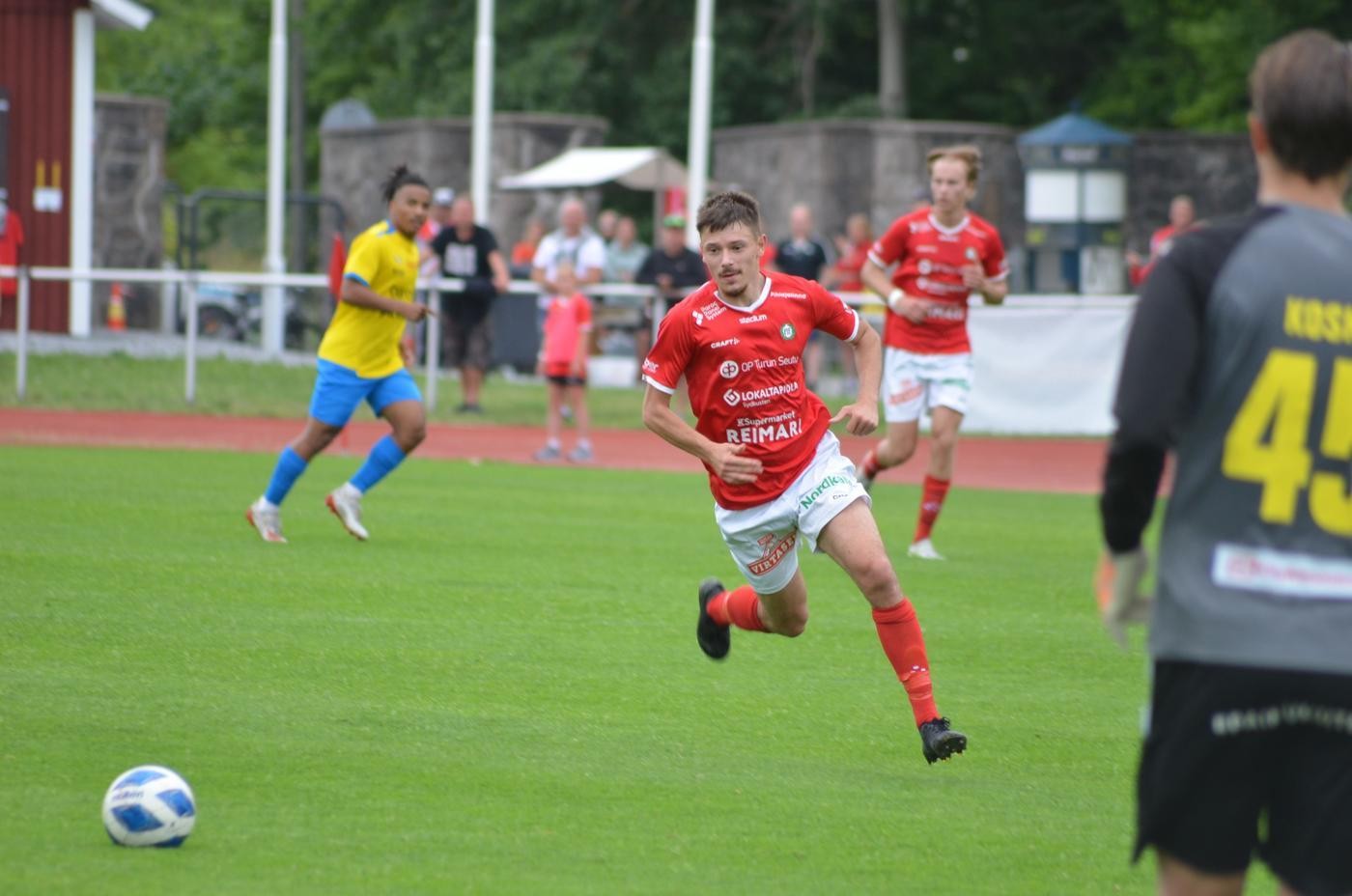 en fotbollsspelare med ögonen på bollen