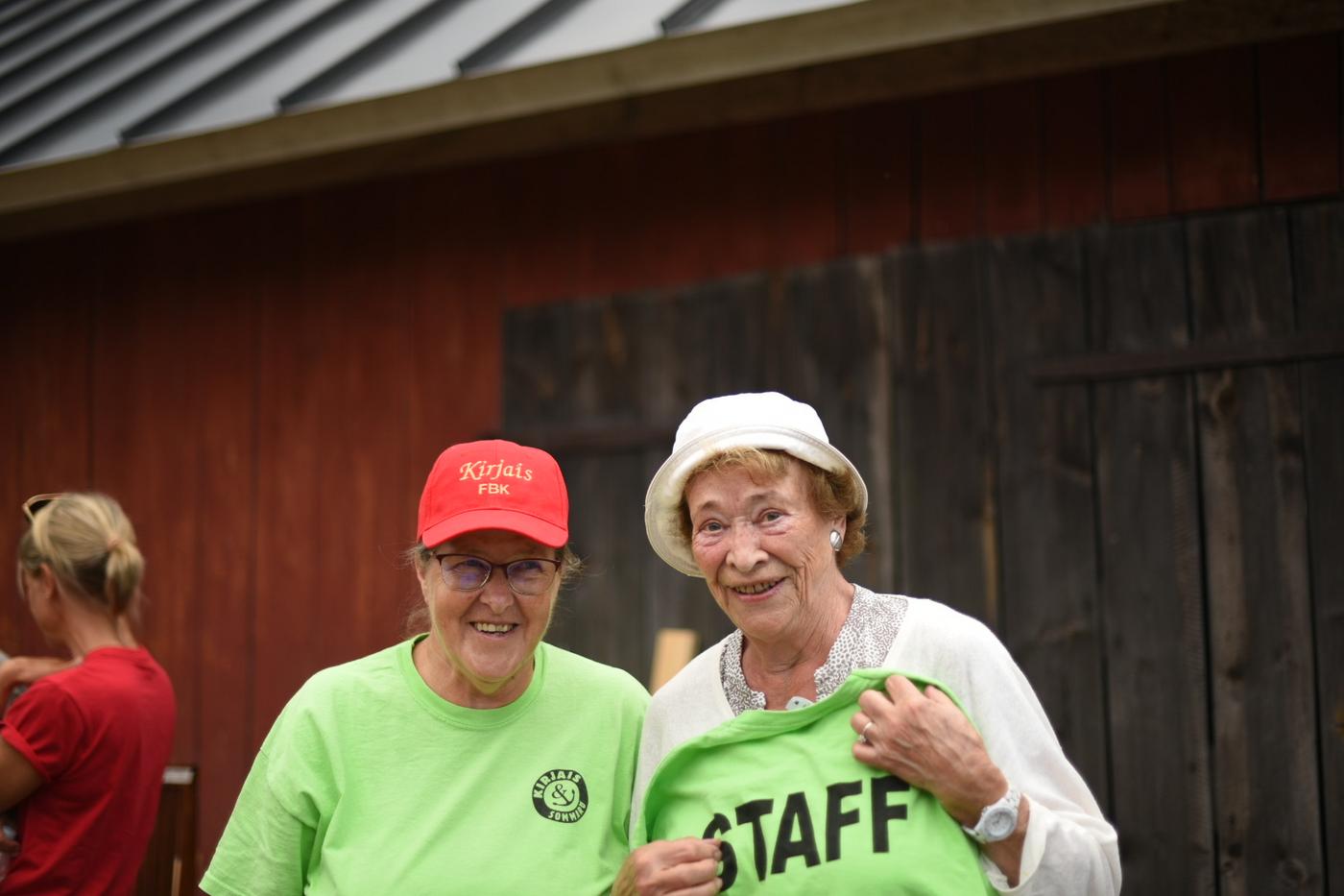 Medlemmar i föreningen. Lahja Kavon och Christina Stolpe, säljer på loppmarknaden.