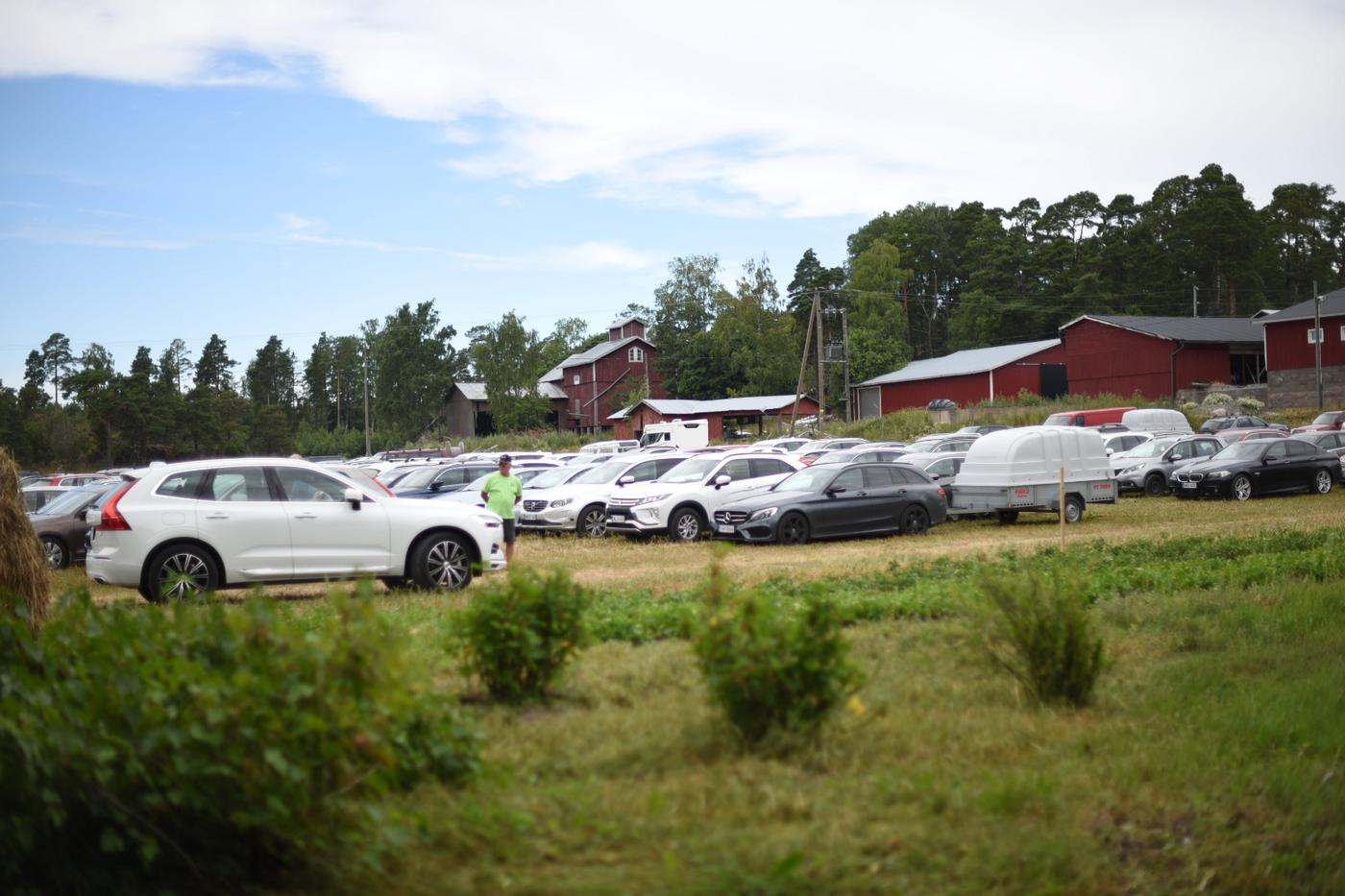 Parkeringen. Fullt med bilar klockan 12.