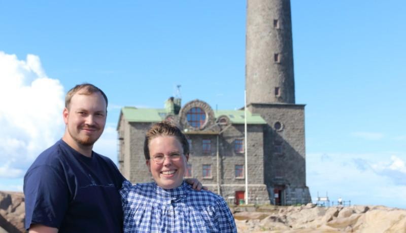Henrik och Nora Wilson står framför Bengtskär fyr.