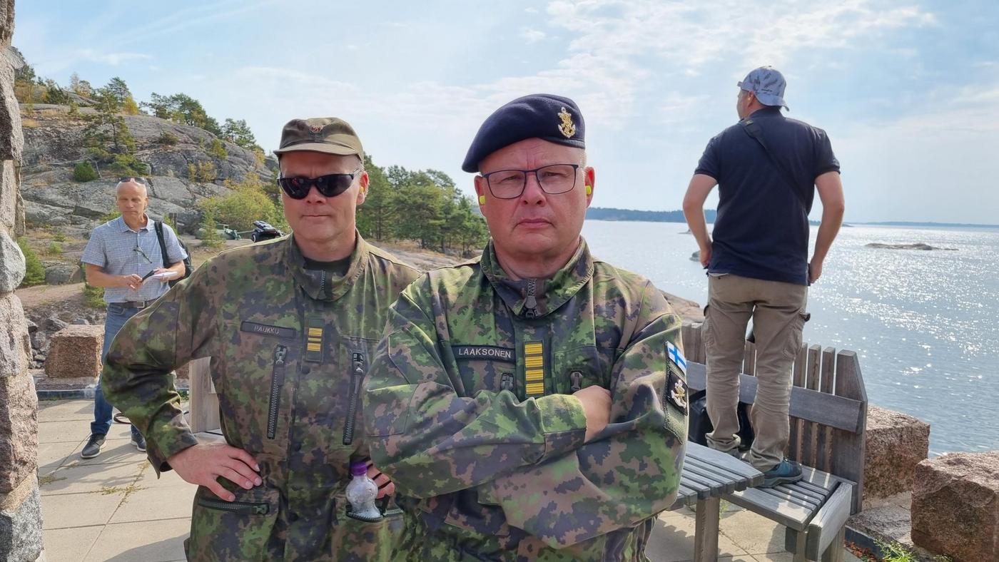 Kaptenlöjtnant Harri Paukku och kommodor Marko Laaksonen.
