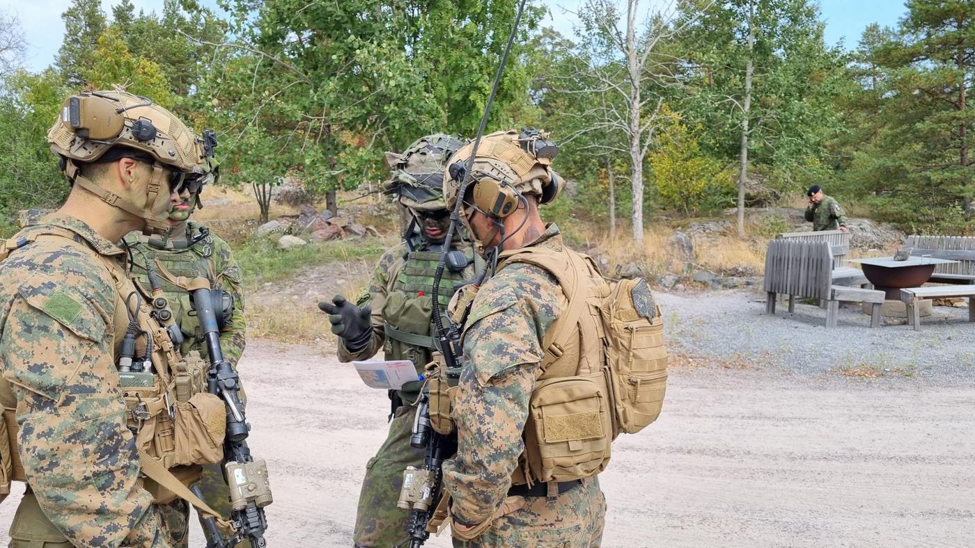 Amerikanska och finländska trupper diskuterar.