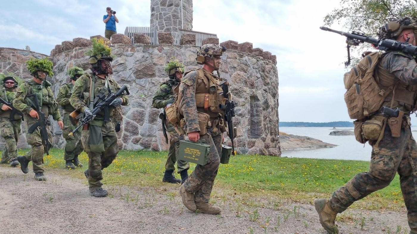 Amerikanska och finska soldater samlas efter att anfallsövningen avslutats.