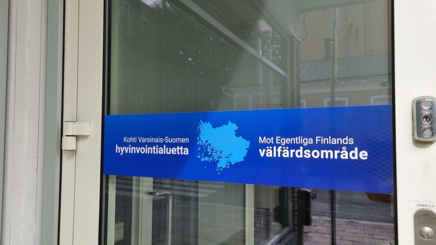 blå skylt på en dörr