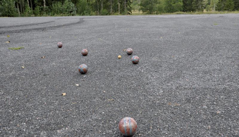 sandplan med några metallklot