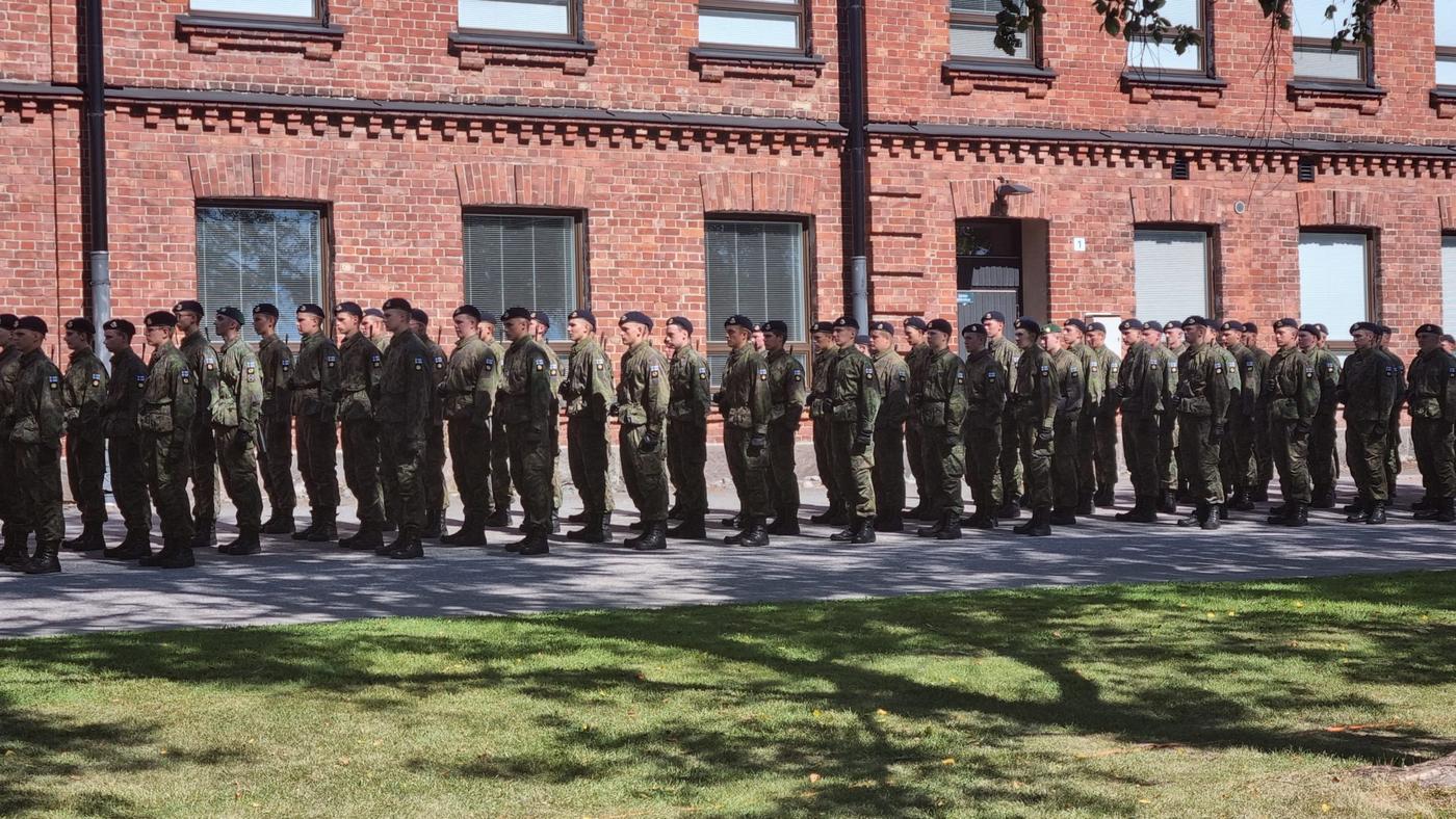 Soldater utanför en kasern