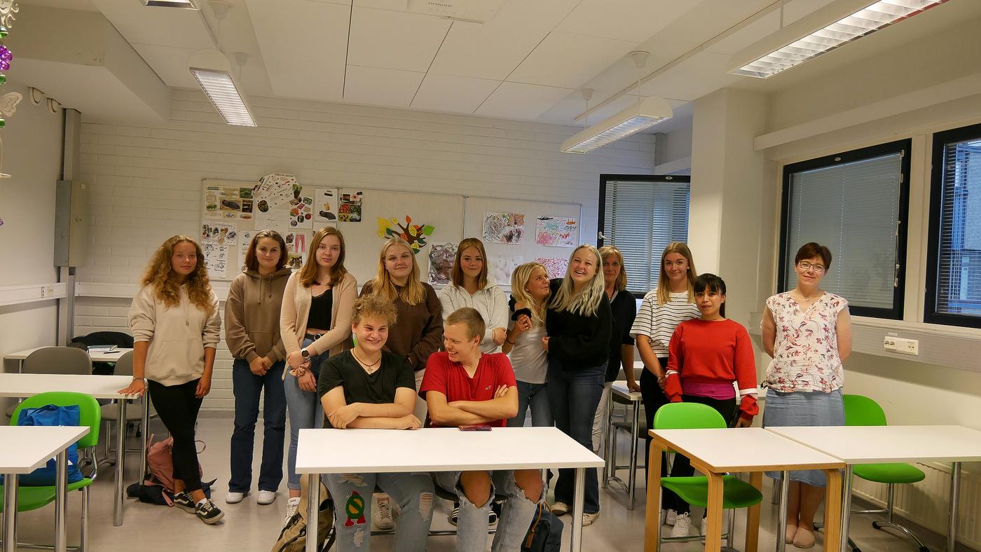 Årets grupp med studerande och lärare är i klassrum.