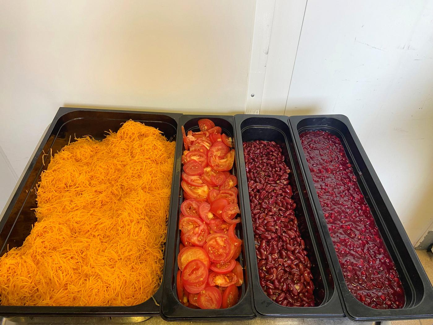 Sortiment av sallad i olika bunkar.