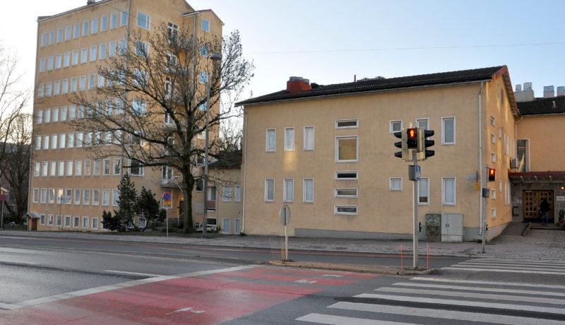 gul sjukhusbyggnad från 50-talet vid gata