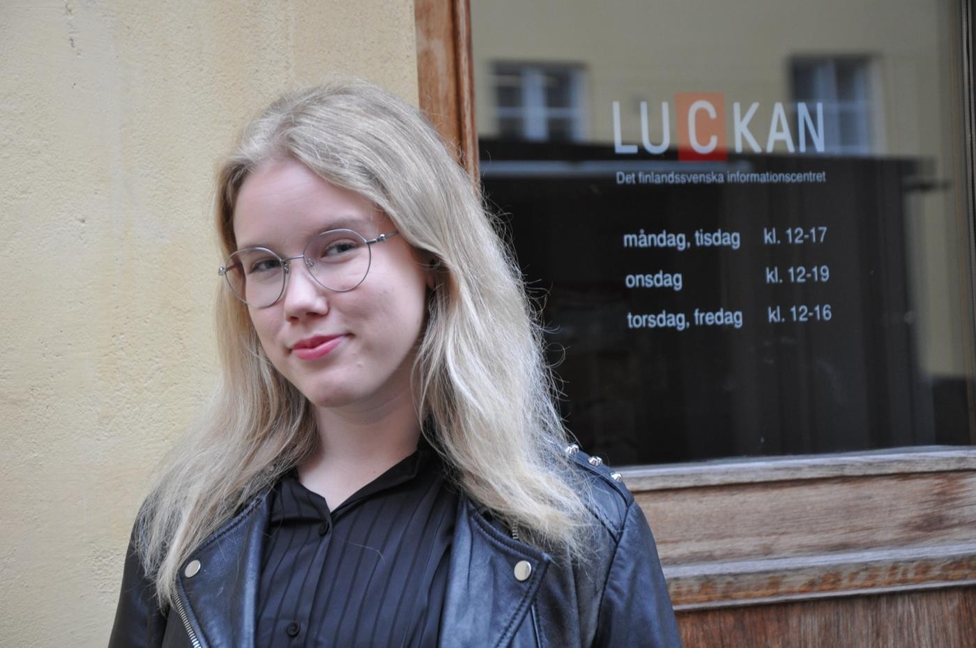 Anna Iloma utanför luckan i Åbo