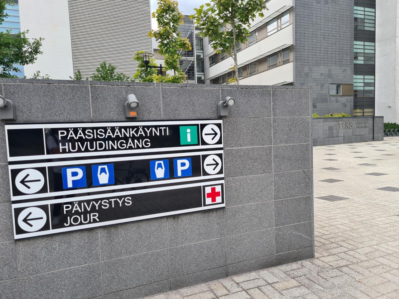 skyltar på en vägg