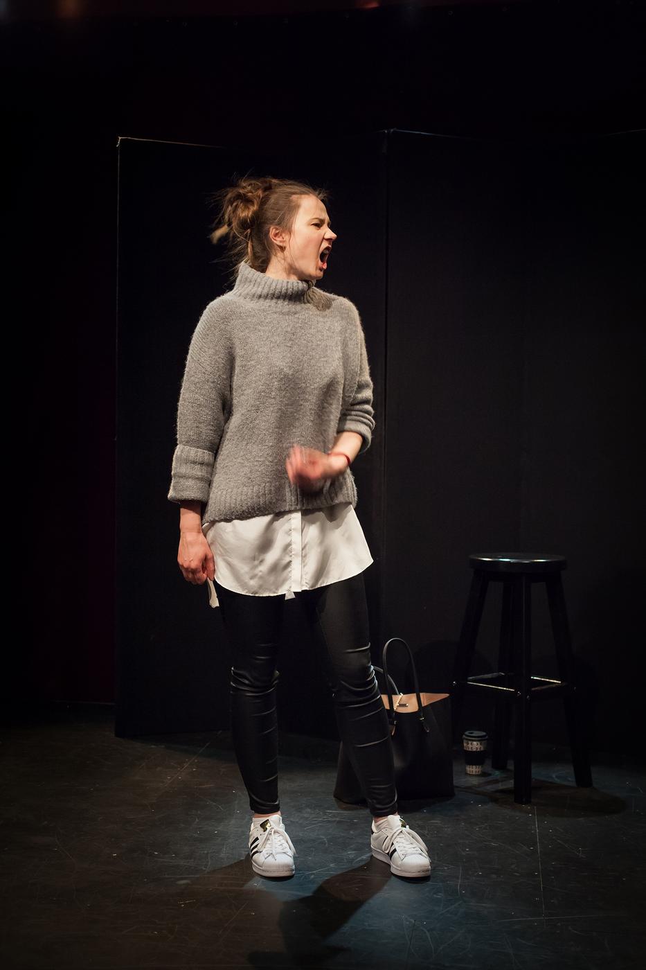 Kvinna som spelar teater