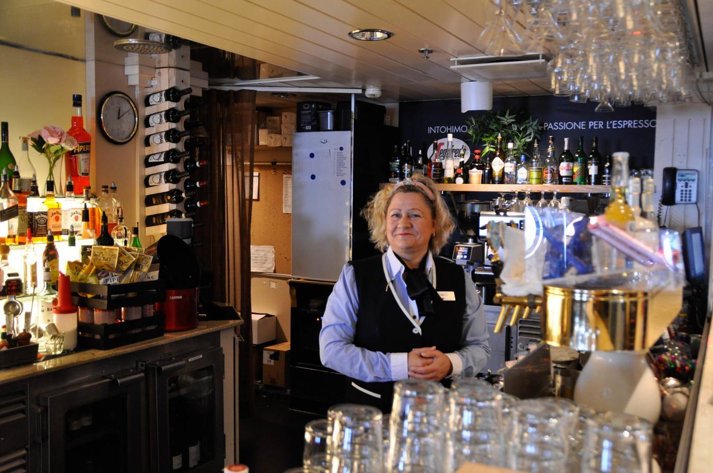 en bartender bakom en bardisk