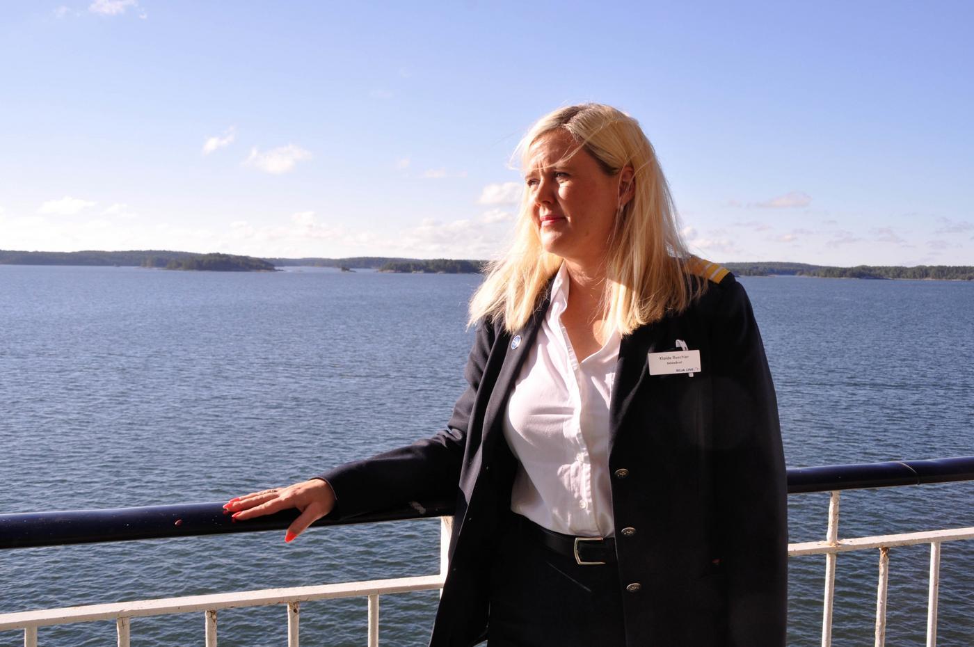 en kvinna på ett fartygsdäck