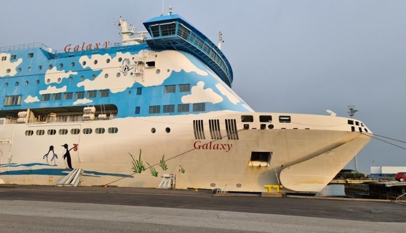 Ett passagerarfartyg i hamn