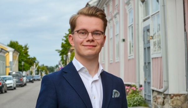en man med glasögon