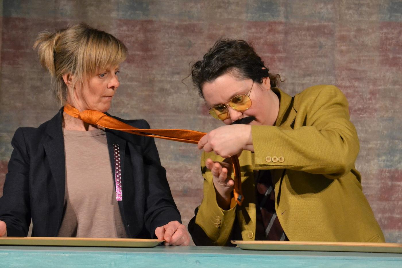 två kvinnor som spelar barnteater