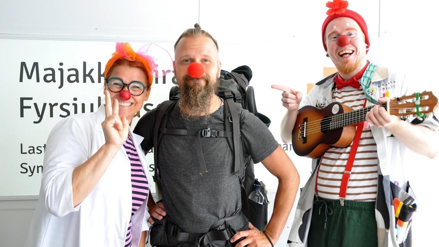Två sjukhusclowner och Niko Puumalainen