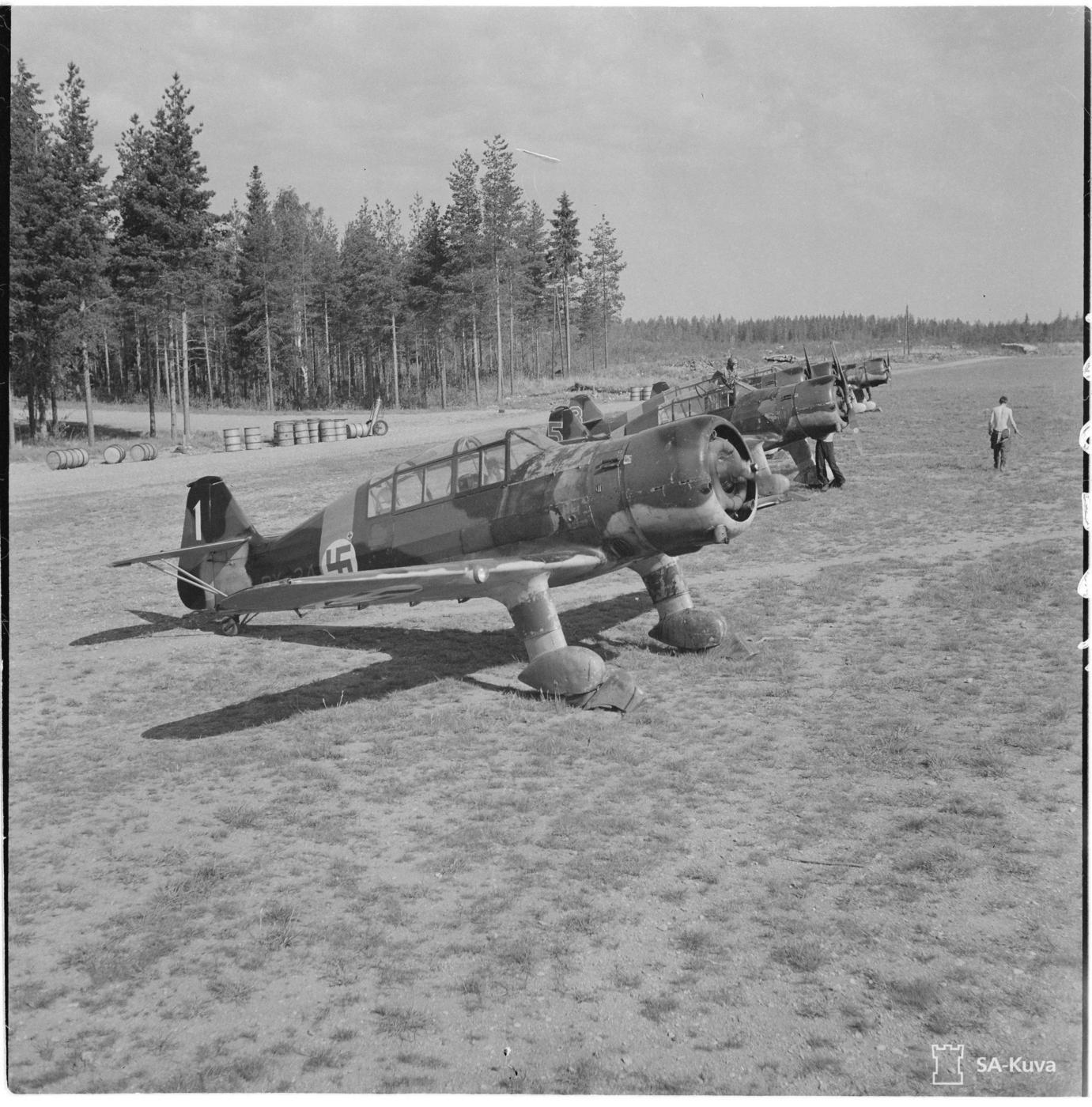 stridsflygplan på rad