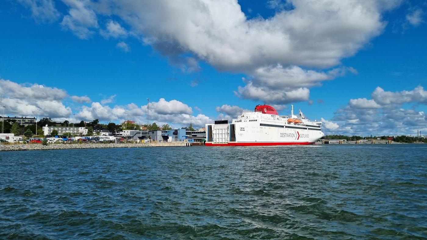 M/S Visby lägger till.