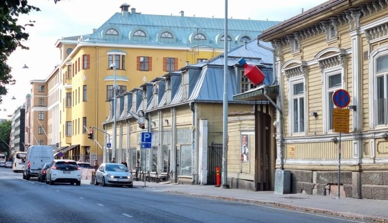 stadsvy med gamla trähus i till höger