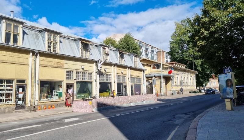 gula gamla trähus i höstsol