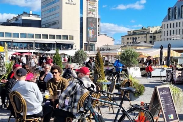 folk på torg