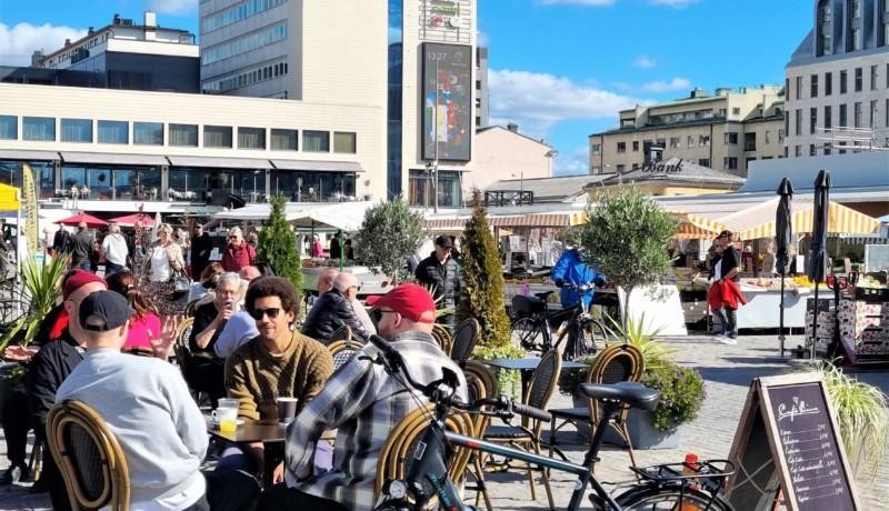 folk på torg