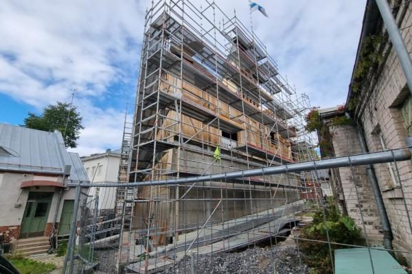 Chappe sett från innergården. Till vänster Pro Artibus och Galleri Elverket och till höger Ekenäs museum.