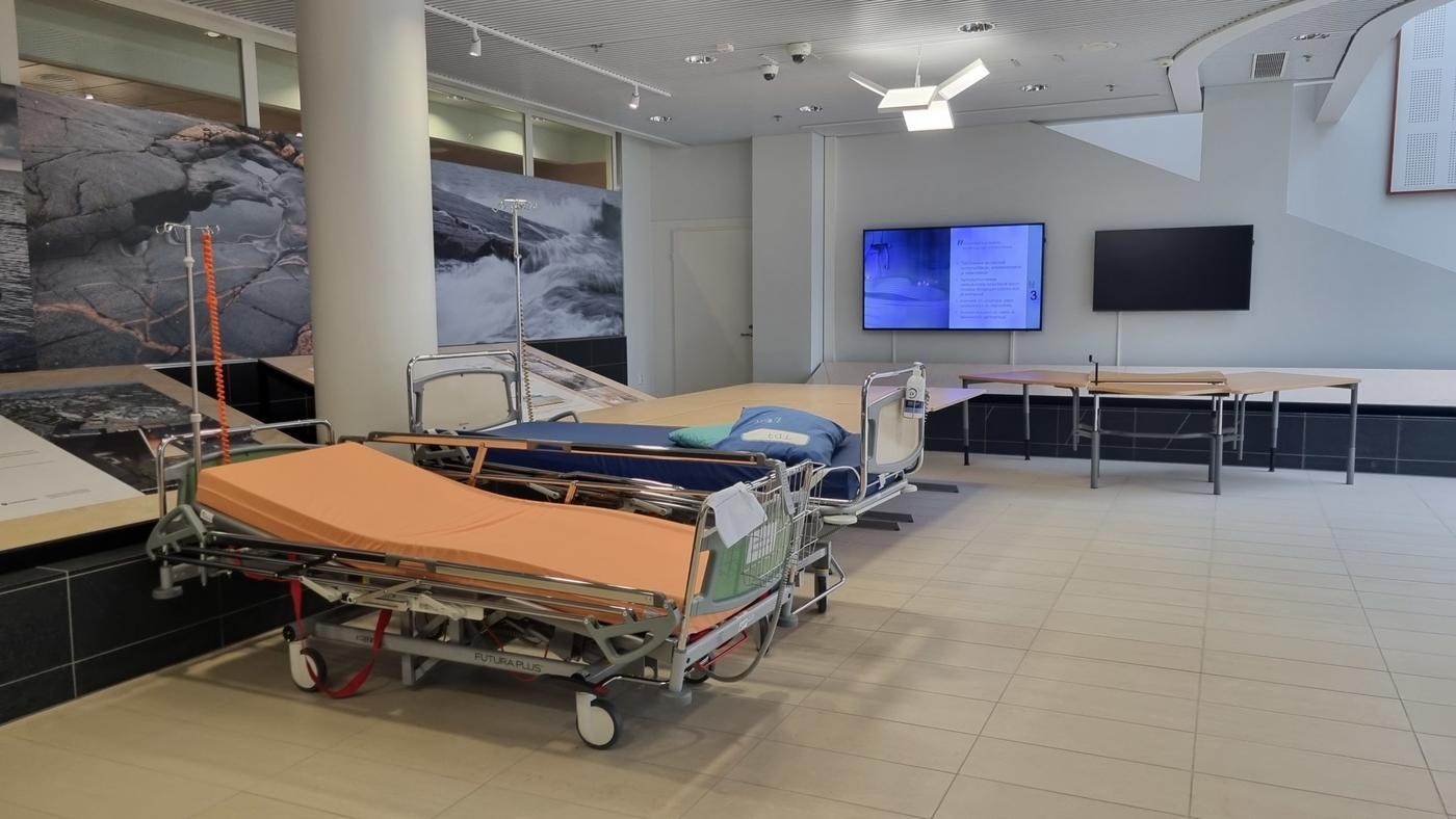 patientsängar i en sjukhuskorridor