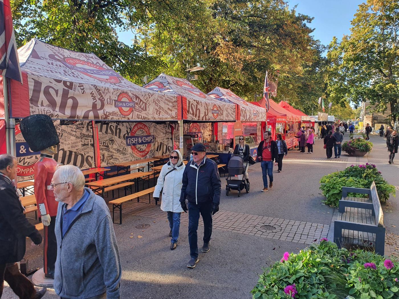 Människor på en marknad.