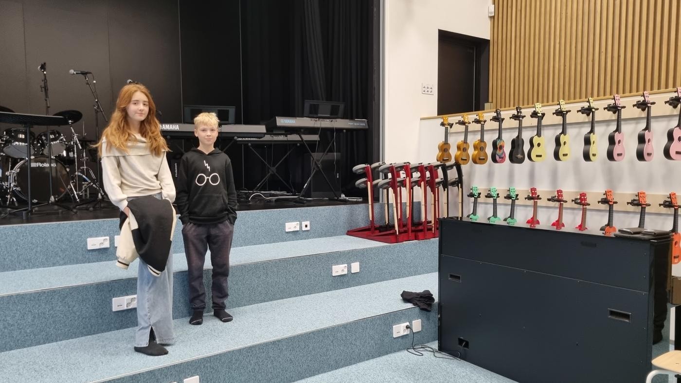 två barn i en modern musiksal