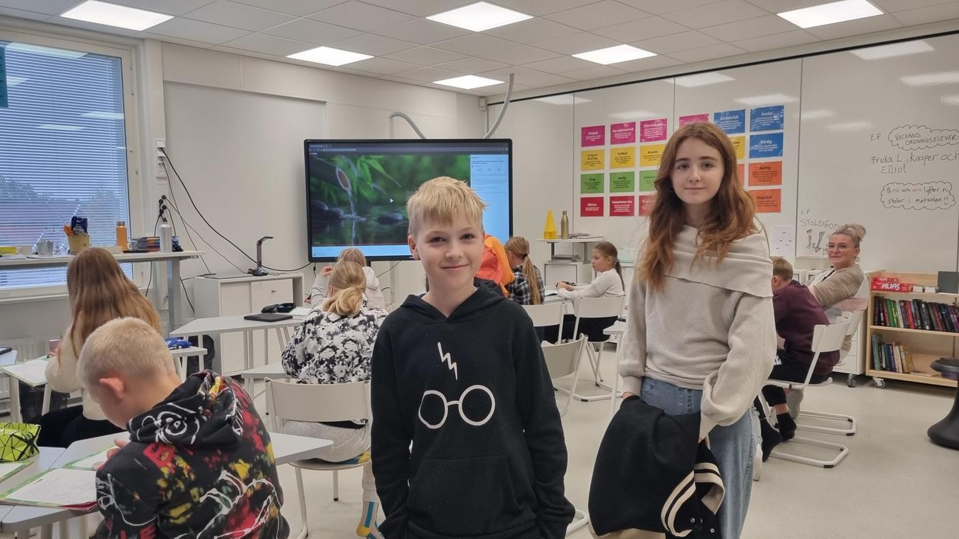 två tolvåringar i modernt klassrum