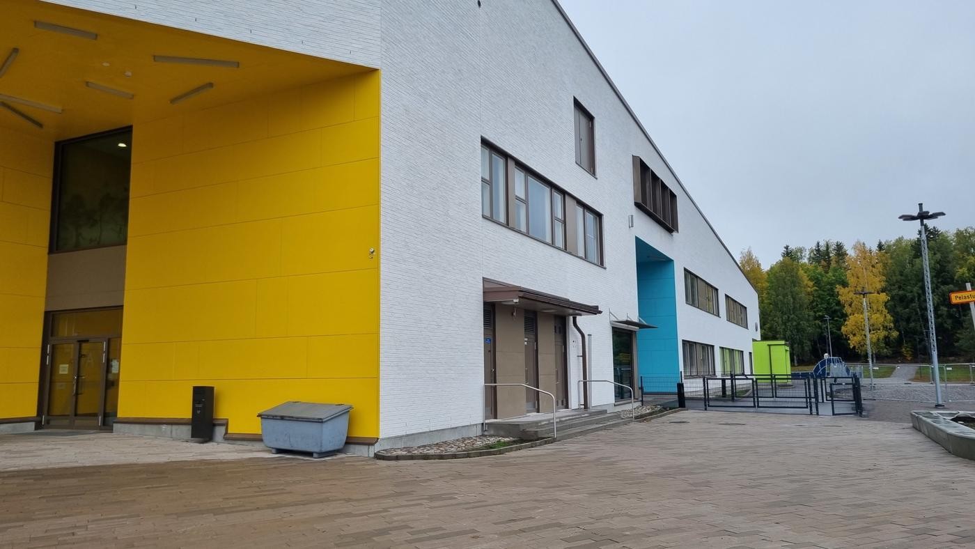 ny stor skolbyggnad med gul vägg