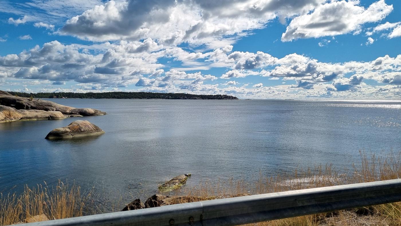 Strandvägen bjuder på fina havs- och skärgårdsvyer.