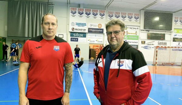 två handbollsepelare i en idrottshall