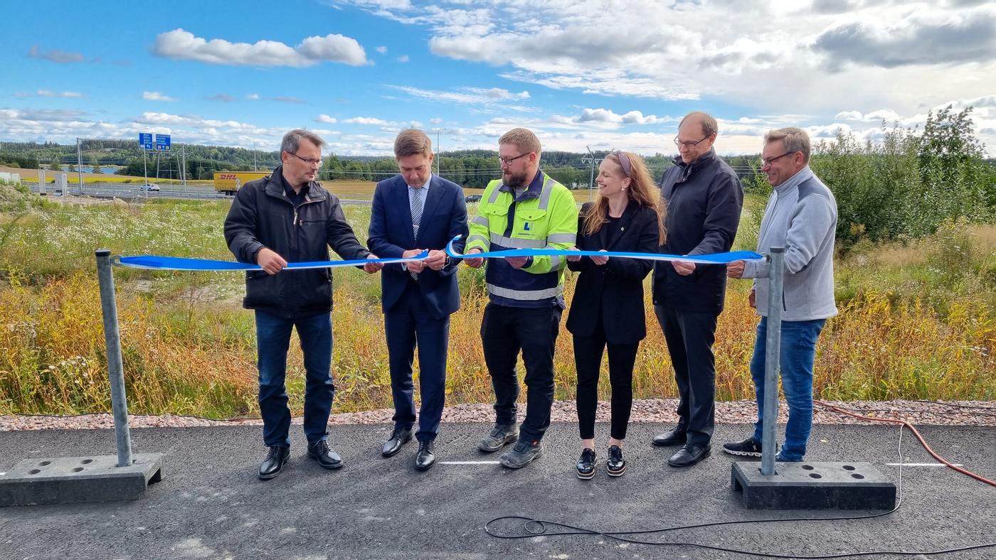 Antti Koski från Trafiledsverket, minister Thomas Blomqvist, Jussi Mäki från Louhintahiekka Oy, stadsdirektör Petra Theman, fullmäkktigeordförande Anders Walls och planeringschef Henrik Westerlund fick klippa bandet.