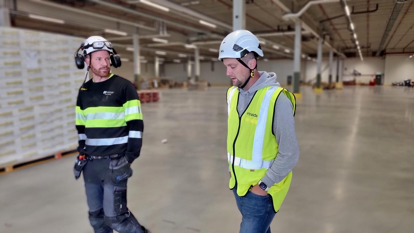 Moritz Björkström och Thomas Lind samtalar i Coops jättehall.