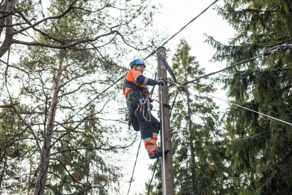 Montör i elstolpe. N3M Power Oy fick förnyat förtroende som Carunas underleverantör.