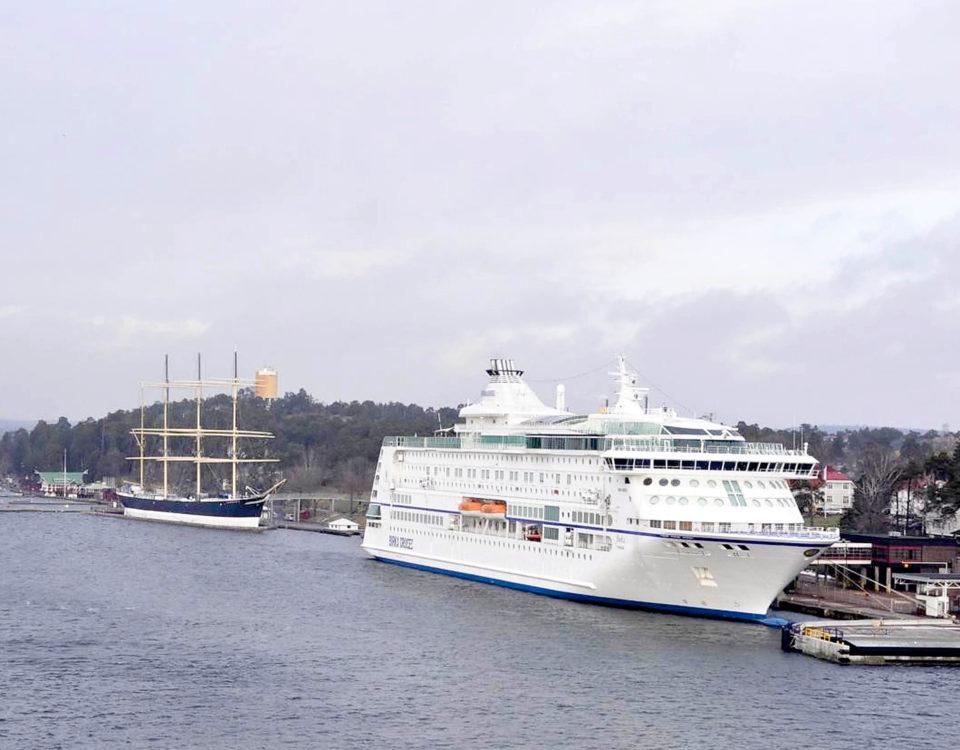 ett fartyg i en hamn